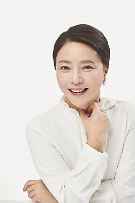 포토 JPG 스튜디오촬영 여자 중년 50대 중년라이프 실내 한명 미소 누끼 사람 손짓 상반신 앞모습 뷰티 한국인 흰배경 블라우스 의료성형뷰티 중년여자한명만 국내포토 1 라이프스타일 뷰포인트 백그라운드 상의 모션 표정 동양인 성인 내부 흰색 여자한명만 중년여자만 파일형식