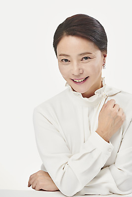 포토 JPG 스튜디오촬영 여자 중년 50대 중년라이프 실내 한명 미소 누끼 사람 손짓 상반신 앞모습 뷰티 한국인 흰배경 블라우스 의료성형뷰티 중년여자한명만 국내포토 1 라이프스타일 뷰포인트 백그라운드 상의 모션 표정 동양인 성인 내부 흰색 여자한명만 중년여자만 파일형식