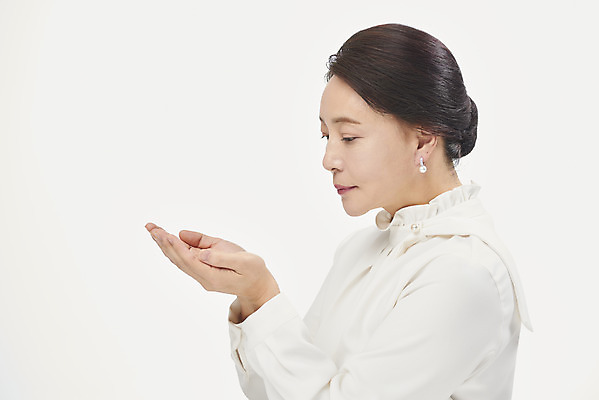 포토 JPG 스튜디오촬영 응시 여자 중년 50대 중년라이프 실내 한명 누끼 사람 손짓 상반신 옆모습 뷰티 한국인 잡기 흰배경 블라우스 의료성형뷰티 중년여자한명만 국내포토 1 라이프스타일 시선 뷰포인트 백그라운드 상의 모션 동양인 성인 내부 흰색 여자한명만 중년여자만 파일형식