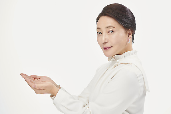 포토 JPG 스튜디오촬영 여자 중년 50대 중년라이프 실내 한명 미소 누끼 사람 손짓 상반신 옆모습 뷰티 한국인 잡기 흰배경 블라우스 의료성형뷰티 중년여자한명만 국내포토 1 라이프스타일 뷰포인트 백그라운드 상의 모션 표정 동양인 성인 내부 흰색 여자한명만 중년여자만 파일형식