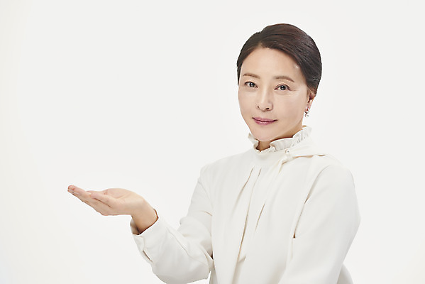 포토 JPG 스튜디오촬영 여자 중년 50대 중년라이프 실내 한명 미소 누끼 사람 손짓 상반신 옆모습 뷰티 한국인 잡기 흰배경 블라우스 의료성형뷰티 중년여자한명만 국내포토 1 라이프스타일 뷰포인트 백그라운드 상의 모션 표정 동양인 성인 내부 흰색 여자한명만 중년여자만 파일형식