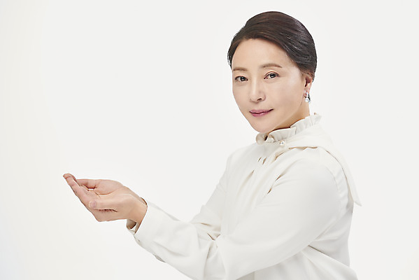 포토 JPG 스튜디오촬영 여자 중년 50대 중년라이프 실내 한명 미소 누끼 사람 손짓 상반신 옆모습 뷰티 한국인 잡기 흰배경 블라우스 의료성형뷰티 중년여자한명만 국내포토 1 라이프스타일 뷰포인트 백그라운드 상의 모션 표정 동양인 성인 내부 흰색 여자한명만 중년여자만 파일형식