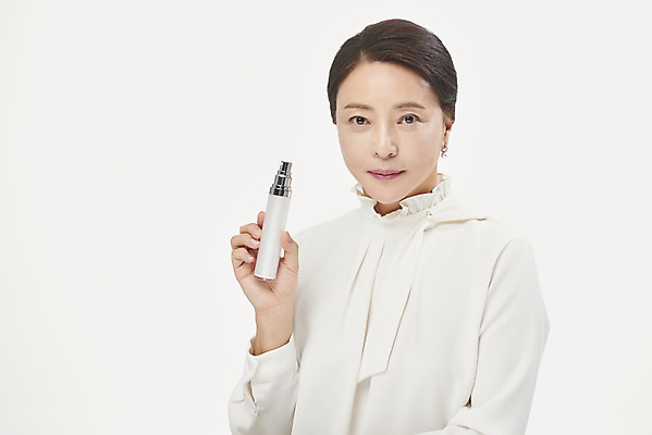 포토 JPG 스튜디오촬영 여자 중년 50대 중년라이프 실내 한명 미소 들기 누끼 사람 상반신 앞모습 뷰티 화장품 한국인 피부관리 흰배경 블라우스 스킨케어 의료성형뷰티 중년여자한명만 국내포토 1 라이프스타일 뷰포인트 백그라운드 상의 모션 표정 동양인 성인 내부 흰색 여자한명만 중년여자만 파일형식