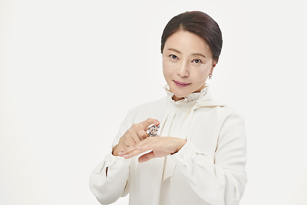 포토 JPG 스튜디오촬영 여자 중년 50대 중년라이프 실내 한명 미소 들기 누끼 사람 상반신 앞모습 뷰티 화장품 한국인 피부관리 흰배경 블라우스 스킨케어 의료성형뷰티 중년여자한명만 국내포토 1 라이프스타일 뷰포인트 백그라운드 상의 모션 표정 동양인 성인 내부 흰색 여자한명만 중년여자만 파일형식