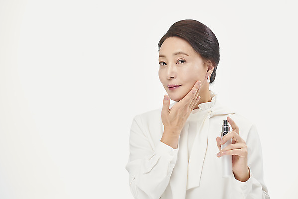 포토 JPG 스튜디오촬영 여자 중년 50대 중년라이프 실내 한명 미소 들기 누끼 사람 상반신 앞모습 뷰티 화장품 한국인 피부관리 흰배경 블라우스 바르기 스킨케어 의료성형뷰티 중년여자한명만 국내포토 1 라이프스타일 뷰포인트 백그라운드 상의 모션 표정 동양인 성인 내부 흰색 여자한명만 중년여자만 파일형식