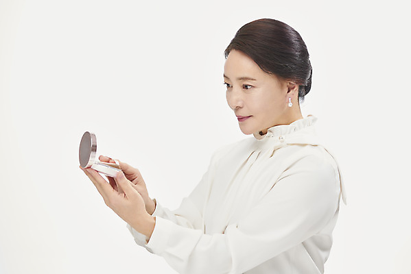 포토 JPG 스튜디오촬영 응시 여자 중년 50대 중년라이프 실내 한명 들기 누끼 사람 상반신 옆모습 화장 뷰티 화장품 한국인 흰배경 블라우스 바르기 팩트 의료성형뷰티 중년여자한명만 국내포토 1 라이프스타일 시선 뷰포인트 백그라운드 상의 모션 동양인 성인 내부 흰색 여자한명만 중년여자만 파일형식