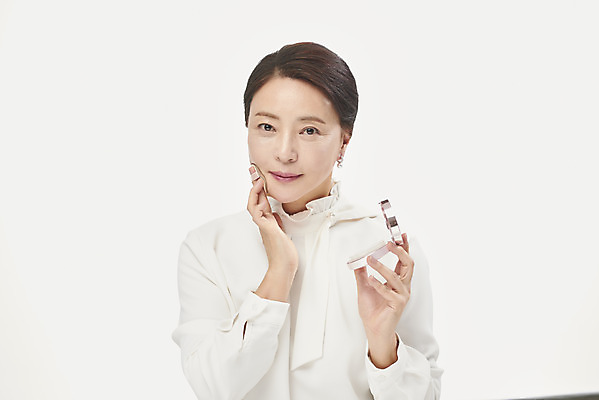 포토 JPG 스튜디오촬영 여자 중년 50대 중년라이프 실내 한명 미소 들기 누끼 사람 상반신 앞모습 화장 뷰티 화장품 한국인 흰배경 블라우스 바르기 팩트 의료성형뷰티 중년여자한명만 국내포토 1 라이프스타일 뷰포인트 백그라운드 상의 모션 표정 동양인 성인 내부 흰색 여자한명만 중년여자만 파일형식