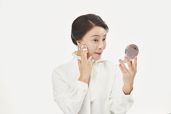 포토 JPG 스튜디오촬영 응시 여자 중년 50대 중년라이프 실내 한명 들기 누끼 사람 상반신 앞모습 화장 뷰티 화장품 한국인 흰배경 블라우스 바르기 팩트 의료성형뷰티 중년여자한명만 국내포토 1 라이프스타일 시선 뷰포인트 백그라운드 상의 모션 동양인 성인 내부 흰색 여자한명만 중년여자만 파일형식