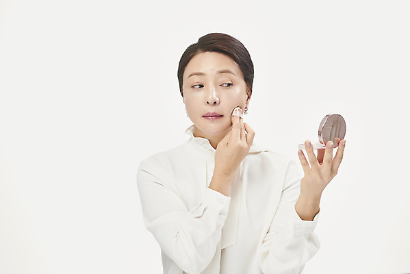 포토 JPG 스튜디오촬영 응시 여자 중년 50대 중년라이프 실내 한명 들기 누끼 사람 상반신 앞모습 화장 뷰티 화장품 한국인 흰배경 블라우스 바르기 팩트 의료성형뷰티 중년여자한명만 국내포토 1 라이프스타일 시선 뷰포인트 백그라운드 상의 모션 동양인 성인 내부 흰색 여자한명만 중년여자만 파일형식