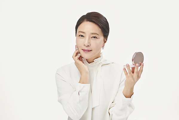 포토 JPG 스튜디오촬영 여자 중년 50대 중년라이프 실내 한명 미소 들기 누끼 사람 상반신 앞모습 화장 뷰티 화장품 한국인 흰배경 블라우스 바르기 팩트 의료성형뷰티 중년여자한명만 국내포토 1 라이프스타일 뷰포인트 백그라운드 상의 모션 표정 동양인 성인 내부 흰색 여자한명만 중년여자만 파일형식