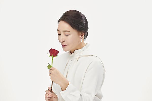 포토 JPG 스튜디오촬영 여자 중년 50대 한송이 중년라이프 실내 한명 들기 누끼 사람 상반신 옆모습 뷰티 장미 한국인 흰배경 블라우스 향기 의료성형뷰티 중년여자한명만 국내포토 1 라이프스타일 꽃 뷰포인트 백그라운드 상의 모션 동양인 성인 내부 흰색 냄새 송이 여자한명만 중년여자만 파일형식
