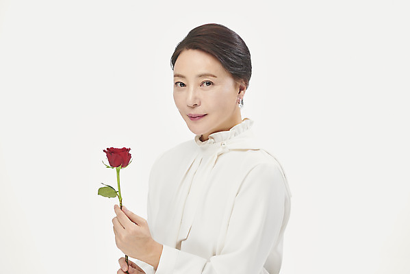 포토 JPG 스튜디오촬영 여자 중년 50대 한송이 중년라이프 실내 한명 미소 들기 누끼 사람 상반신 옆모습 뷰티 장미 한국인 흰배경 블라우스 의료성형뷰티 중년여자한명만 국내포토 1 라이프스타일 꽃 뷰포인트 백그라운드 상의 모션 표정 동양인 성인 내부 흰색 송이 여자한명만 중년여자만 파일형식