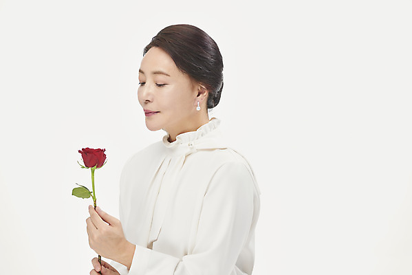 포토 JPG 스튜디오촬영 여자 중년 50대 한송이 중년라이프 실내 한명 들기 누끼 사람 상반신 옆모습 뷰티 장미 한국인 흰배경 블라우스 향기 의료성형뷰티 중년여자한명만 국내포토 1 라이프스타일 꽃 뷰포인트 백그라운드 상의 모션 동양인 성인 내부 흰색 냄새 송이 여자한명만 중년여자만 파일형식