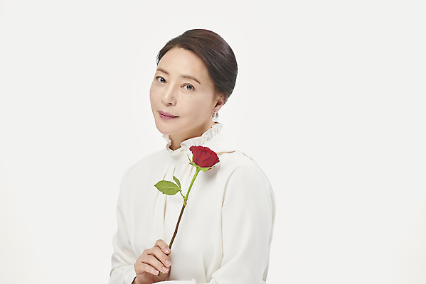 포토 JPG 스튜디오촬영 여자 중년 50대 한송이 중년라이프 실내 한명 미소 들기 누끼 사람 상반신 옆모습 뷰티 장미 한국인 흰배경 블라우스 의료성형뷰티 중년여자한명만 국내포토 1 라이프스타일 꽃 뷰포인트 백그라운드 상의 모션 표정 동양인 성인 내부 흰색 송이 여자한명만 중년여자만 파일형식