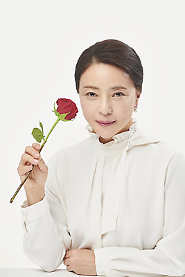 포토 JPG 스튜디오촬영 여자 중년 50대 한송이 중년라이프 실내 한명 미소 들기 누끼 사람 상반신 앞모습 뷰티 장미 한국인 흰배경 블라우스 의료성형뷰티 중년여자한명만 국내포토 1 라이프스타일 꽃 뷰포인트 백그라운드 상의 모션 표정 동양인 성인 내부 흰색 송이 여자한명만 중년여자만 파일형식