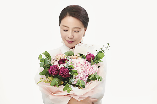 포토 JPG 스튜디오촬영 여자 행복 꽃다발 중년 50대 중년라이프 실내 한명 미소 들기 누끼 사람 상반신 앞모습 뷰티 한국인 흰배경 블라우스 의료성형뷰티 중년여자한명만 국내포토 1 라이프스타일 꽃 감정 뷰포인트 백그라운드 상의 모션 표정 동양인 성인 내부 흰색 여자한명만 중년여자만 파일형식