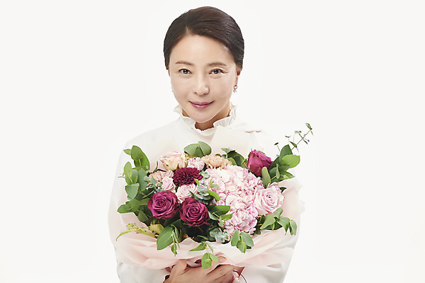 포토 JPG 스튜디오촬영 여자 행복 꽃다발 중년 50대 중년라이프 실내 한명 미소 들기 누끼 사람 상반신 앞모습 뷰티 한국인 흰배경 블라우스 의료성형뷰티 중년여자한명만 국내포토 1 라이프스타일 꽃 감정 뷰포인트 백그라운드 상의 모션 표정 동양인 성인 내부 흰색 여자한명만 중년여자만 파일형식