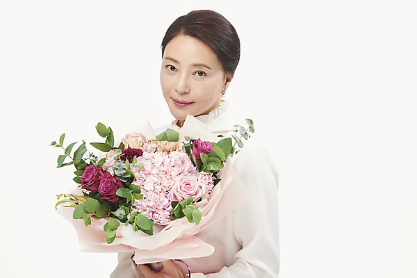 포토 JPG 스튜디오촬영 여자 행복 꽃다발 중년 50대 중년라이프 실내 한명 미소 들기 누끼 사람 상반신 앞모습 뷰티 한국인 흰배경 블라우스 의료성형뷰티 중년여자한명만 국내포토 1 라이프스타일 꽃 감정 뷰포인트 백그라운드 상의 모션 표정 동양인 성인 내부 흰색 여자한명만 중년여자만 파일형식