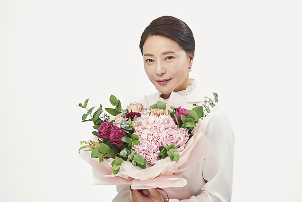 포토 JPG 스튜디오촬영 여자 행복 꽃다발 중년 50대 중년라이프 실내 한명 미소 들기 누끼 사람 상반신 앞모습 뷰티 한국인 흰배경 블라우스 의료성형뷰티 중년여자한명만 국내포토 1 라이프스타일 꽃 감정 뷰포인트 백그라운드 상의 모션 표정 동양인 성인 내부 흰색 여자한명만 중년여자만 파일형식