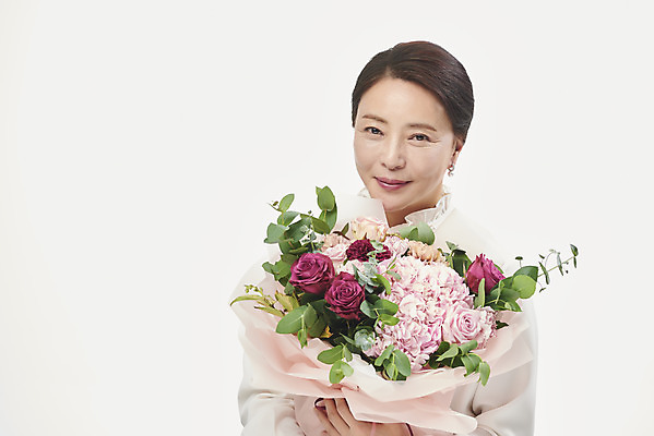 포토 JPG 스튜디오촬영 여자 행복 꽃다발 중년 50대 중년라이프 실내 한명 미소 들기 누끼 사람 상반신 앞모습 뷰티 한국인 흰배경 블라우스 의료성형뷰티 중년여자한명만 국내포토 1 라이프스타일 꽃 감정 뷰포인트 백그라운드 상의 모션 표정 동양인 성인 내부 흰색 여자한명만 중년여자만 파일형식