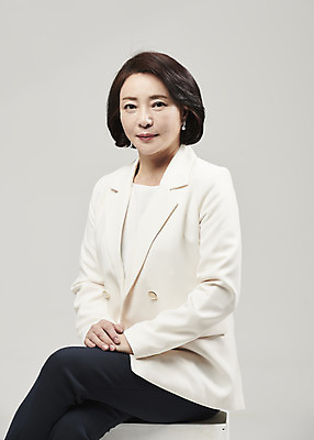 포토 JPG 스튜디오촬영 여자 중년 50대 중년라이프 회색배경 실내 한명 미소 누끼 사람 상반신 옆모습 뷰티 한국인 의료성형뷰티 중년여자한명만 국내포토 1 라이프스타일 뷰포인트 백그라운드 표정 동양인 성인 내부 회색 여자한명만 중년여자만 파일형식