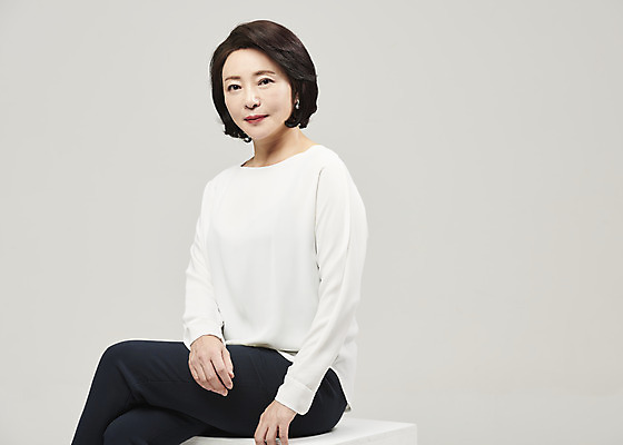 포토 JPG 스튜디오촬영 여자 중년 50대 중년라이프 회색배경 실내 한명 누끼 사람 상반신 옆모습 뷰티 한국인 의료성형뷰티 중년여자한명만 국내포토 1 라이프스타일 뷰포인트 백그라운드 동양인 성인 내부 회색 여자한명만 중년여자만 파일형식