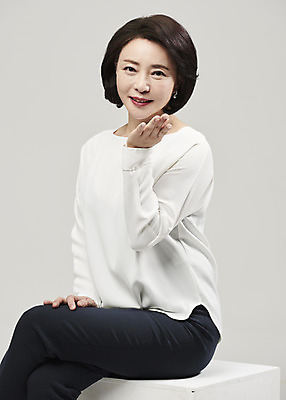 포토 JPG 스튜디오촬영 여자 중년 50대 중년라이프 회색배경 실내 한명 미소 누끼 사람 손짓 상반신 옆모습 뷰티 한국인 의료성형뷰티 중년여자한명만 국내포토 1 라이프스타일 뷰포인트 백그라운드 모션 표정 동양인 성인 내부 회색 여자한명만 중년여자만 파일형식