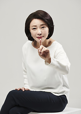 포토 JPG 스튜디오촬영 응시 여자 중년 50대 중년라이프 회색배경 실내 한명 미소 누끼 사람 손짓 상반신 앞모습 뷰티 터치 한국인 의료성형뷰티 중년여자한명만 국내포토 1 라이프스타일 시선 뷰포인트 백그라운드 모션 표정 동양인 성인 내부 회색 여자한명만 중년여자만 파일형식