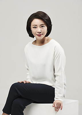 포토 JPG 스튜디오촬영 여자 중년 50대 중년라이프 회색배경 실내 한명 미소 누끼 사람 상반신 앞모습 뷰티 한국인 의료성형뷰티 중년여자한명만 국내포토 1 라이프스타일 뷰포인트 백그라운드 표정 동양인 성인 내부 회색 여자한명만 중년여자만 파일형식