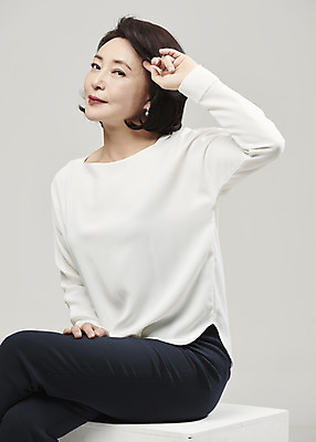 포토 JPG 스튜디오촬영 여자 중년 50대 중년라이프 회색배경 실내 한명 미소 누끼 사람 손짓 상반신 앞모습 뷰티 한국인 의료성형뷰티 중년여자한명만 국내포토 1 라이프스타일 뷰포인트 백그라운드 모션 표정 동양인 성인 내부 회색 여자한명만 중년여자만 파일형식