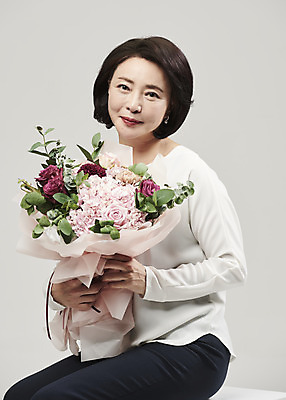 포토 JPG 스튜디오촬영 여자 행복 꽃다발 중년 50대 중년라이프 회색배경 실내 한명 미소 들기 누끼 사람 상반신 앞모습 뷰티 한국인 의료성형뷰티 중년여자한명만 국내포토 1 라이프스타일 꽃 감정 뷰포인트 백그라운드 모션 표정 동양인 성인 내부 회색 여자한명만 중년여자만 파일형식