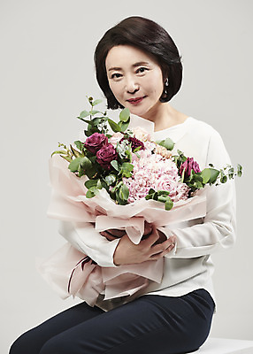 포토 JPG 스튜디오촬영 여자 행복 꽃다발 중년 50대 중년라이프 회색배경 실내 한명 미소 들기 누끼 사람 상반신 앞모습 뷰티 한국인 의료성형뷰티 중년여자한명만 국내포토 1 라이프스타일 꽃 감정 뷰포인트 백그라운드 모션 표정 동양인 성인 내부 회색 여자한명만 중년여자만 파일형식