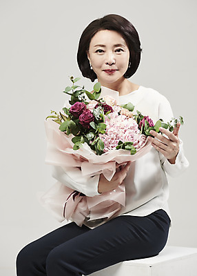 포토 JPG 스튜디오촬영 여자 행복 꽃다발 중년 50대 중년라이프 회색배경 실내 한명 미소 들기 누끼 사람 상반신 앞모습 뷰티 한국인 의료성형뷰티 중년여자한명만 국내포토 1 라이프스타일 꽃 감정 뷰포인트 백그라운드 모션 표정 동양인 성인 내부 회색 여자한명만 중년여자만 파일형식