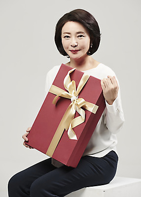 포토 JPG 스튜디오촬영 여자 행복 중년 50대 중년라이프 회색배경 실내 선물 한명 미소 들기 누끼 사람 상반신 앞모습 뷰티 한국인 의료성형뷰티 중년여자한명만 국내포토 1 라이프스타일 감정 뷰포인트 백그라운드 모션 표정 동양인 성인 내부 회색 여자한명만 중년여자만 파일형식