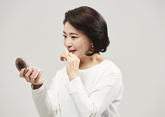 포토 JPG 스튜디오촬영 여자 중년 50대 중년라이프 회색배경 실내 한명 들기 누끼 사람 상반신 옆모습 화장 뷰티 화장품 한국인 립스틱 바르기 팩트 의료성형뷰티 중년여자한명만 국내포토 1 라이프스타일 뷰포인트 백그라운드 모션 동양인 성인 내부 회색 여자한명만 중년여자만 파일형식