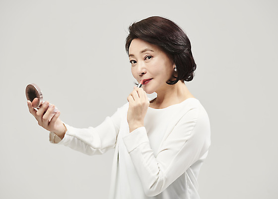 포토 JPG 스튜디오촬영 여자 중년 50대 중년라이프 회색배경 실내 한명 들기 누끼 사람 상반신 옆모습 화장 뷰티 화장품 한국인 립스틱 바르기 팩트 의료성형뷰티 중년여자한명만 국내포토 1 라이프스타일 뷰포인트 백그라운드 모션 동양인 성인 내부 회색 여자한명만 중년여자만 파일형식