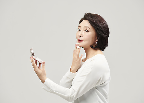 포토 JPG 스튜디오촬영 응시 여자 중년 50대 중년라이프 회색배경 실내 한명 미소 들기 누끼 사람 상반신 옆모습 뷰티 화장품 한국인 바르기 팩트 의료성형뷰티 중년여자한명만 국내포토 1 라이프스타일 시선 뷰포인트 백그라운드 모션 표정 동양인 성인 내부 회색 여자한명만 중년여자만 파일형식