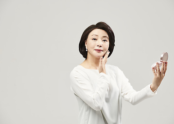 포토 JPG 스튜디오촬영 여자 중년 50대 중년라이프 회색배경 실내 한명 들기 누끼 사람 상반신 옆모습 뷰티 화장품 한국인 바르기 팩트 의료성형뷰티 중년여자한명만 국내포토 1 라이프스타일 뷰포인트 백그라운드 모션 동양인 성인 내부 회색 여자한명만 중년여자만 파일형식