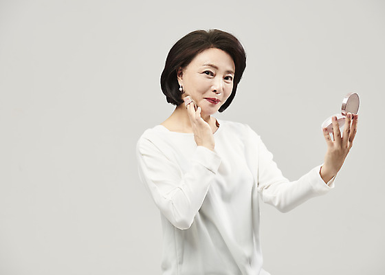 포토 JPG 스튜디오촬영 여자 중년 50대 중년라이프 회색배경 실내 한명 미소 들기 누끼 사람 상반신 옆모습 뷰티 화장품 한국인 바르기 팩트 의료성형뷰티 중년여자한명만 국내포토 1 라이프스타일 뷰포인트 백그라운드 모션 표정 동양인 성인 내부 회색 여자한명만 중년여자만 파일형식