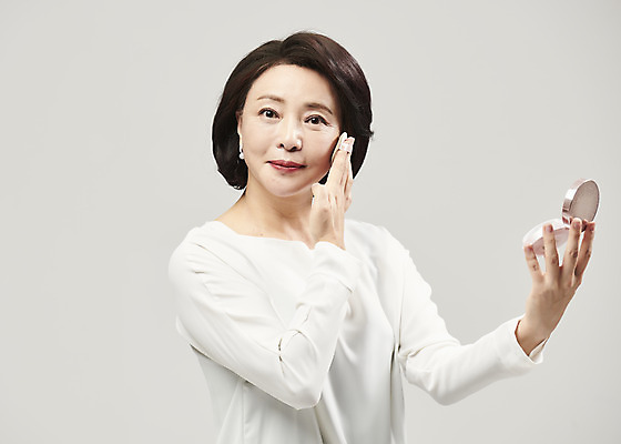 포토 JPG 스튜디오촬영 여자 중년 50대 중년라이프 회색배경 실내 한명 미소 들기 누끼 사람 상반신 옆모습 뷰티 화장품 한국인 바르기 팩트 의료성형뷰티 중년여자한명만 국내포토 1 라이프스타일 뷰포인트 백그라운드 모션 표정 동양인 성인 내부 회색 여자한명만 중년여자만 파일형식