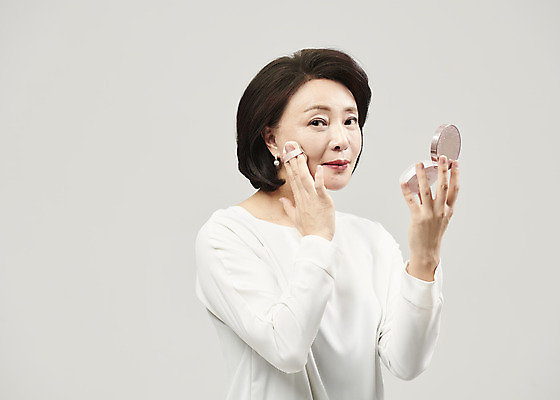 포토 JPG 스튜디오촬영 여자 중년 50대 중년라이프 회색배경 실내 한명 미소 들기 누끼 사람 상반신 옆모습 뷰티 화장품 한국인 바르기 팩트 의료성형뷰티 중년여자한명만 국내포토 1 라이프스타일 뷰포인트 백그라운드 모션 표정 동양인 성인 내부 회색 여자한명만 중년여자만 파일형식