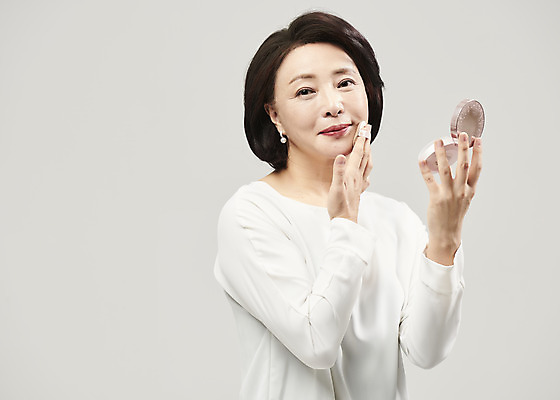 포토 JPG 스튜디오촬영 여자 중년 50대 중년라이프 회색배경 실내 한명 미소 들기 누끼 사람 상반신 앞모습 뷰티 화장품 한국인 바르기 팩트 의료성형뷰티 중년여자한명만 국내포토 1 라이프스타일 뷰포인트 백그라운드 모션 표정 동양인 성인 내부 회색 여자한명만 중년여자만 파일형식