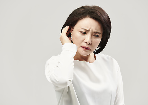 포토 JPG 스튜디오촬영 여자 중년 50대 중년라이프 회색배경 실내 한명 누끼 사람 손짓 상반신 앞모습 뷰티 듣기 한국인 비밀 귓속말 심각 의료성형뷰티 중년여자한명만 국내포토 1 라이프스타일 뷰포인트 백그라운드 컨셉 모션 동양인 성인 내부 회색 여자한명만 중년여자만 파일형식