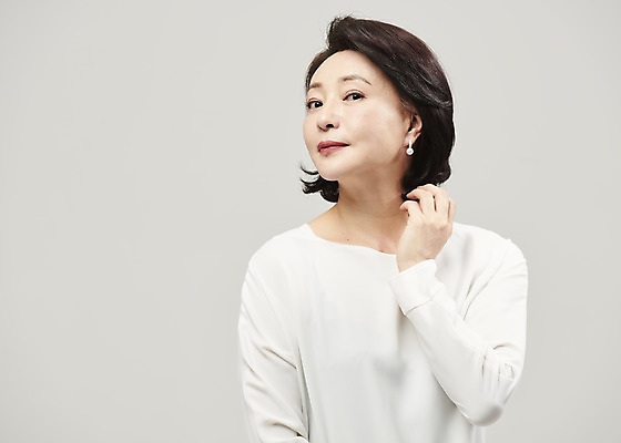 포토 JPG 스튜디오촬영 응시 여자 중년 50대 중년라이프 회색배경 실내 한명 누끼 사람 상반신 앞모습 뷰티 귀걸이 한국인 의료성형뷰티 중년여자한명만 국내포토 1 라이프스타일 시선 뷰포인트 백그라운드 장신구 동양인 성인 내부 회색 여자한명만 중년여자만 파일형식