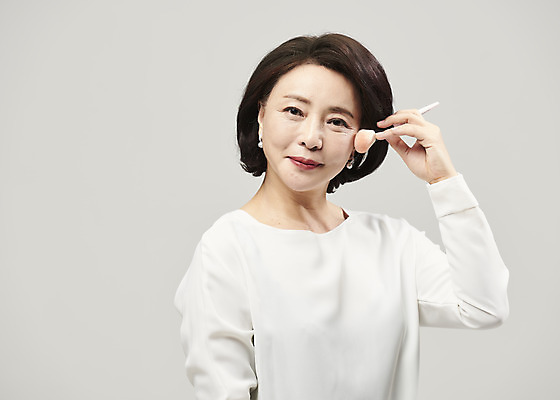 포토 JPG 스튜디오촬영 여자 중년 50대 중년라이프 회색배경 실내 한명 들기 누끼 사람 상반신 앞모습 화장 뷰티 화장품 한국인 바르기 메이크업브러쉬 의료성형뷰티 중년여자한명만 국내포토 1 라이프스타일 뷰포인트 백그라운드 모션 동양인 성인 내부 회색 붓 여자한명만 중년여자만 파일형식