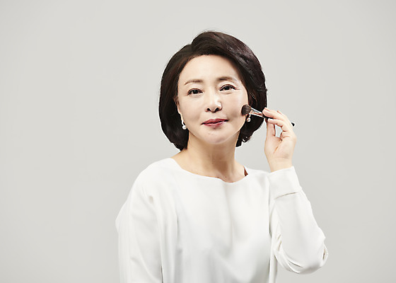 포토 JPG 스튜디오촬영 여자 중년 50대 중년라이프 회색배경 실내 한명 미소 들기 누끼 사람 상반신 앞모습 화장 뷰티 화장품 한국인 바르기 메이크업브러쉬 의료성형뷰티 중년여자한명만 국내포토 1 라이프스타일 뷰포인트 백그라운드 모션 표정 동양인 성인 내부 회색 붓 여자한명만 중년여자만 파일형식