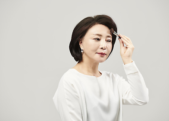 포토 JPG 스튜디오촬영 여자 중년 50대 중년라이프 회색배경 실내 한명 들기 누끼 사람 상반신 옆모습 화장 뷰티 화장품 한국인 바르기 메이크업브러쉬 의료성형뷰티 중년여자한명만 국내포토 1 라이프스타일 뷰포인트 백그라운드 모션 동양인 성인 내부 회색 붓 여자한명만 중년여자만 파일형식