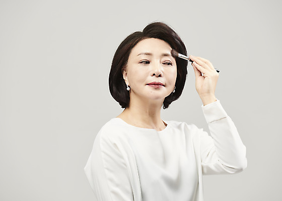 포토 JPG 스튜디오촬영 여자 중년 50대 중년라이프 회색배경 실내 한명 들기 누끼 사람 상반신 옆모습 화장 뷰티 화장품 한국인 바르기 메이크업브러쉬 의료성형뷰티 중년여자한명만 국내포토 1 라이프스타일 뷰포인트 백그라운드 모션 동양인 성인 내부 회색 붓 여자한명만 중년여자만 파일형식