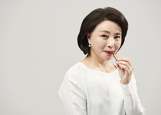 포토 JPG 스튜디오촬영 여자 중년 50대 중년라이프 회색배경 실내 한명 미소 누끼 사람 상반신 옆모습 화장 뷰티 화장품 한국인 립스틱 바르기 의료성형뷰티 중년여자한명만 국내포토 1 라이프스타일 뷰포인트 백그라운드 모션 표정 동양인 성인 내부 회색 여자한명만 중년여자만 파일형식