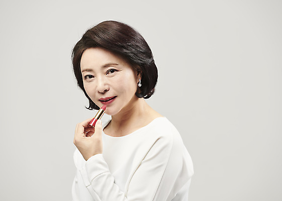 포토 JPG 스튜디오촬영 여자 중년 50대 중년라이프 회색배경 실내 한명 미소 누끼 사람 상반신 옆모습 화장 뷰티 화장품 한국인 립스틱 바르기 의료성형뷰티 중년여자한명만 국내포토 1 라이프스타일 뷰포인트 백그라운드 모션 표정 동양인 성인 내부 회색 여자한명만 중년여자만 파일형식